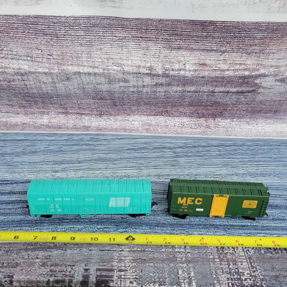 Vintage H.O scale Penn central & MEC train boxcars Turquoise and green